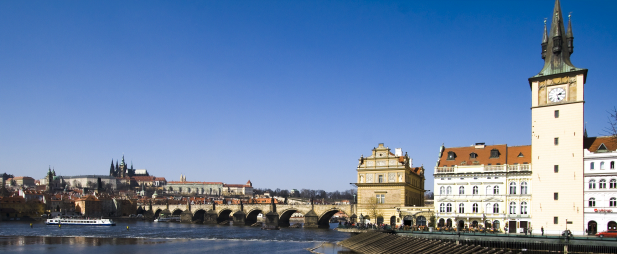 Blick von der Moldau auf die Prager Burg